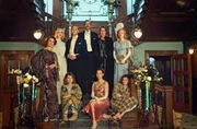 v.l.n.r. Nancy Mitford (Bessie Carter), Diana Mitford (Joanna Vanderham), Tom Mitford (Toby Regbo), David Freeman-Mitford (James Purefoy), Sydney Bowles Mitford (Anna Chancellor), Unity Mitford (Shannon Watson), Jessica Mitford (Zoe Brough), Pamela Mitford (Isobel Jesper Jones) und Deborah Mitford (Orla Hill).