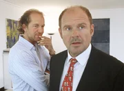 Paul (Jochen Horst, li.) und Konrad (August Schmölzer) schmieden einen genialen Plan. Paul (Jochen Horst, li.) und Konrad (August Schmölzer) schmieden einen genialen Plan.