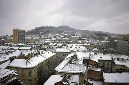 Winter im westukrainischen Lwiw. Seit Russland die Elektrizit&auml;tsversorgung bombardiert, ist die Stadt tagelang ohne Strom, Wasser oder W&auml;rme.