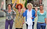 Judith (Clelia Sarto, li.), Estelle (Nina Hoger, 2. v. li.) Eva (Saskia Vester, 2. v. re.) und Caroline (Janna Striebeck, re.) winken Kiki hinterher. Judith (Clelia Sarto, li.), Estelle (Nina Hoger, 2. v. li.) Eva (Saskia Vester, 2. v. re.) und Caroline (Janna Striebeck, re.) winken Kiki hinterher.