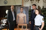 Ruben von Wallersleben (Alexander Linhardt, l.), ein berühmter Kunstsammler, wird von Jakob Frings (Max König 2.v.r.) und Julia Demmler (Wendy Güntensperger, r.) befragt. Er behauptet, dass Jakabs Ex-Freundin Sonja die Insel mit einem Wassertaxi verlassen hat. Ruben von Wallersleben (Alexander Linhardt, l.), ein berühmter Kunstsammler, wird von Jakob Frings (Max König 2.v.r.) und Julia Demmler (Wendy Güntensperger, r.) befragt. Er behauptet, dass Jakabs Ex-Freundin Sonja die Insel mit einem Wassertaxi verlassen hat.