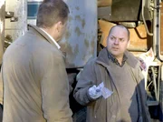 Kollege Nyberg (Mats Bergman, rechts) von der Spurensicherung hat einen wichtigen Hinweis für Kommissar Wallander (Krister Henriksson). Kollege Nyberg (Mats Bergman, rechts) von der Spurensicherung hat einen wichtigen Hinweis für Kommissar Wallander (Krister Henriksson).