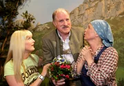 Von links: das Fotomodel Heidi Strunz (Kristina Helfrich), der B&uuml;rgermeister von Aschau, Xaver &Ouml;ttl (Bernd Helfrich) und die Sennerin Burgi Summerer (Mona Freiberg).