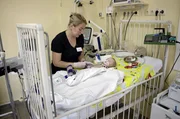 &bdquo;Nach au&szlig;en l&auml;chle ich, bin fr&ouml;hlich&ldquo;, sagt die ukrainische An&auml;sthesistin Wira Primakova. &bdquo;Aber ich f&uuml;hle keine Freude mehr.&ldquo;