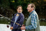 Vater-Tochter-Gespräch beim Angeln. Berthold (Günter Mack) will wissen, ob Sylvie (Julia Dahmen) tatsächlich Journalistin werden will. Vater-Tochter-Gespräch beim Angeln. Berthold (Günter Mack) will wissen, ob Sylvie (Julia Dahmen) tatsächlich Journalistin werden will.