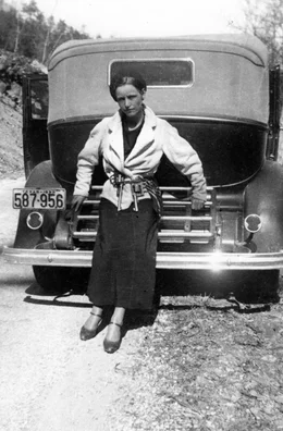Bonnie Parker trug stets mehrere Waffen bei sich.