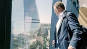 Der Bundestags- und Europaratsabgeordnete Frank Schwabe blickt aus dem Fenster der Flame Towers – dem Wahrzeichen der aserbaidschanischen Hauptstadt Baku. Er berichtet von Korruption und Menschenrechtsverstößen des Landes am kaspischen Meer. Für die Dokumentation zum investigativen Spielfilm hat Autor Daniel Harrich dort verdeckt mit dem Politiker gedreht. Der Bundestags- und Europaratsabgeordnete Frank Schwabe blickt aus dem Fenster der Flame Towers – dem Wahrzeichen der aserbaidschanischen Hauptstadt Baku. Er berichtet von Korruption und Menschenrechtsverstößen des Landes am kaspischen Meer. Für die Dokumentation zum investigativen Spielfilm hat Autor Daniel Harrich dort verdeckt mit dem Politiker gedreht.