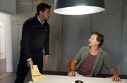 Jakob Frings (Max König, l.) will vom Fahrer des Wassertaxis, Guilio Lemke (Ralph Hönicke, r.), wissen, wohin der Sonja gefahren hat. Jakob Frings (Max König, l.) will vom Fahrer des Wassertaxis, Guilio Lemke (Ralph Hönicke, r.), wissen, wohin der Sonja gefahren hat.