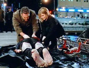 Die Detectives Robert Goren (Vincent D'Onofrio) und Alexandra Eames (Kathryn Erbe) am Tatort: Ein Bewohner des Neubaues River Tower, Jay (Ken Krugman), ist Opfer eines brutalen Mordes geworden.