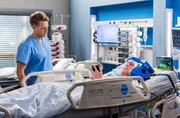 Dr. Mikko Rantala (Luan Gummich, l.) muss seinem Patienten Robert Willnowski (Niklas Mitteregger, r.) ins Gewissen redet, der noch nicht ganz verstanden zu haben scheint, wie ernst sein gesundheitlicher Zustand ist.