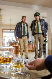 Hubert (Christian Tramitz, links) und Staller (Helmfried von L&uuml;ttichau) wollen eine Kiste Zigarren abholen. Dabei entdecken sie die Leiche des Ladeninhabers Franz J&auml;ckl.