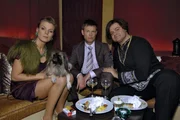 Mirja (Mirja Boes, l.) und Mathias (Mathias Schlung, M.) machen die Erfahrung, dass Pekinesen bei Markus (Markus Majowski, r.) im Chinarestaurant nicht erwünscht sind. Mirja (Mirja Boes, l.) und Mathias (Mathias Schlung, M.) machen die Erfahrung, dass Pekinesen bei Markus (Markus Majowski, r.) im Chinarestaurant nicht erwünscht sind.