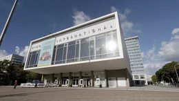 1989 wollten hunderte Menschen Dirty Dancing im Berliner Kino International sehen