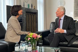 Das Grundgesetz f&uuml;r Ost und West: Sandra Maischberger im Gespr&auml;ch mit dem ehemaligen Bundespr&auml;sidenten Joachim Gauck