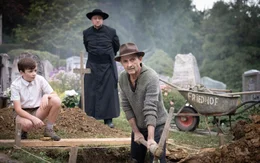 v.li.: Michael (Jeremy Miliker), Hochw&uuml;rden (Martin Weinek), Josef (Harald Schrott)