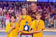 So sehen Sieger aus. Das Rateteam aus Berlin nimmt heute den Siegerpokal mit nach Hause. So sehen Sieger aus. Das Rateteam aus Berlin nimmt heute den Siegerpokal mit nach Hause.
