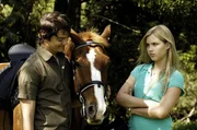 Emma (Claire Holt, re.) spielt vor Ash (Craig Horner, li.), dem gutaussehenden Reitlehrer ihres Bruders, die unnahbare Allesk&ouml;nnerin.