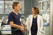 Kurze Schwatzpause: Greg Germann als Dr. Tom Koracik, Caterina Scorsone als Dr. Amelia Shepherd
