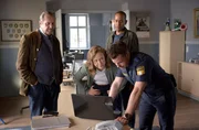Beissl (Andreas Giebel, l.), Jerry (Peter Marton, h.), und Sophia (Katharina Leonore Goebel, M.) lassen sich von Max (Nepo Fitz, r.) zeigen, was er herausgefunden hat. Beissl (Andreas Giebel, l.), Jerry (Peter Marton, h.), und Sophia (Katharina Leonore Goebel, M.) lassen sich von Max (Nepo Fitz, r.) zeigen, was er herausgefunden hat.