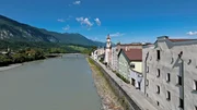 Der gr&uuml;ne Fluss der Alpen - Der Inn - Von Schwaz bis Kufstein - Diese "Land der Berge"-Neuproduktion zeigt eine facettenreiche Landschaft, gepr&auml;gt vom imposanten Karwendelgebirge, malerischen Seen und historischen St&auml;dten. Im Bild: Rattenberg.