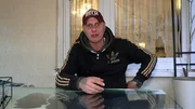 Elvis meidet den Arzt wie der Teufel das Weihwasser.