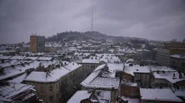 Winter im westukrainischen Lwiw. Seit Russland die Elektrizit&auml;tsversorgung bombardiert, ist die Stadt tagelang ohne Strom, Wasser oder W&auml;rme.