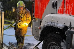 L&ouml;scharbeiten bei Brand in Buckow.