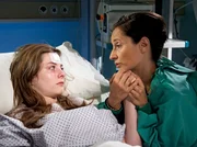 Leonie Becher (Paula Kroh, links) ist nach ihrem Schlaganfall klar geworden, dass sie nur knapp einer Hirn-OP entkommen ist. Leonie und ihrer Mutter Anja Becher (Sandra Nedeleff) begreifen, dass es so nicht weitergehen kann. Leonie Becher (Paula Kroh, links) ist nach ihrem Schlaganfall klar geworden, dass sie nur knapp einer Hirn-OP entkommen ist. Leonie und ihrer Mutter Anja Becher (Sandra Nedeleff) begreifen, dass es so nicht weitergehen kann.