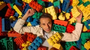 Sherif Rizkallah besucht das LEGOLAND Discovery Centre in Oberhausen und badet in einem Meer aus LEGO-Steinen.
