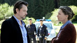 Sandras Mutter Helga Mohr (Aglaia Szyszkowitz) stellt sich bei Sascha Bergmann (Hary Prinz) sch&uuml;tzend vor ihren vorbestraften Sohn.