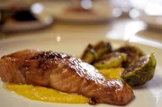 Für diese kanadische Spezialität wird Lachs in einer Mischung aus Sojasoße, Ahornsirup, Knoblauch, Zitronensaft und einer Messerspitze Ingwer mariniert, angebraten und mit Kürbispüree serviert. Für diese kanadische Spezialität wird Lachs in einer Mischung aus Sojasoße, Ahornsirup, Knoblauch, Zitronensaft und einer Messerspitze Ingwer mariniert, angebraten und mit Kürbispüree serviert.