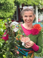 Uschi Zezelitsch begrüßt eine echte Exotin: die Passionsblume. Die vielfältige Pflanzengattung umfasst rund 550 Arten, manche mit essbaren Früchten wie der Maracuja. Die Kräuterhexe zeigt, wie sich aus starkem Tee, Sirup, Agar-Agar, Zitronensaft und Honig beruhigende Fruchtgummis herstellen lassen – ihre „Alles gut‑Gummis“. Uschi Zezelitsch begrüßt eine echte Exotin: die Passionsblume. Die vielfältige Pflanzengattung umfasst rund 550 Arten, manche mit essbaren Früchten wie der Maracuja. Die Kräuterhexe zeigt, wie sich aus starkem Tee, Sirup, Agar-Agar, Zitronensaft und Honig beruhigende Fruchtgummis herstellen lassen – ihre „Alles gut‑Gummis“.