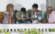 (v.l.n.r.) Renee Grover (Michelle Hurd); Will Grover (Chosen Jacobs); Lous Mutter (Gladys Knight); Lous Vater (Louis Gossett Jr.)