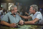 Kann Pride (Scott Bakula, r.) seinen Freund Newman (John Cothran, l.) davon &uuml;berzeugen ihm vor Gericht zu helfen?