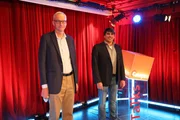Von links: Physiker Prof. Karl Leo von der Technischen Universit&auml;t Dresden verr&auml;t, wie Bioelektronik zuk&uuml;nftig die Grenzen zwischen elektronischen Schaltungen und lebenden Organismen aufhebt.