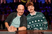 Rateteam-Kapitän Bernhard Hoëcker (l.) und der österreichische Kabarettist Benedikt Mitmannsgruber (r.) bilden ein Rateteam. Rateteam-Kapitän Bernhard Hoëcker (l.) und der österreichische Kabarettist Benedikt Mitmannsgruber (r.) bilden ein Rateteam.