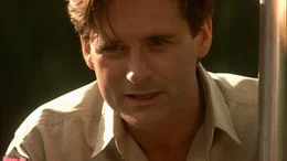 Jack Wells (Bill Pullman) von der Forstverwaltung kann kaum glauben, welcher Anblick sich ihm am Ufer des Sees von Maine bietet.
