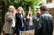 Barbara (Monika Guber, 2.v.l.) animiert den Rentner Egon Dressel (Wilfried Klaus, l.), sowie das Eigent&uuml;mer-Ehepaar Helmut (Dirc Simpson, 2.v.r.) und Ursula Neubert (Sandra Nedeleff, M.) zu Hochprozentigem (mit Christian Tramitz, r.).