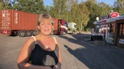 Rolly vor ihrem Trucker Stop im Wendland, direkt an der B 216. Rolly vor ihrem Trucker Stop im Wendland, direkt an der B 216.
