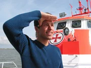 Willi auf dem Seenot-Rettungskreuzer "Hans Hackmack". An Bord werden regelm&auml;&szlig;ig Rettungseins&auml;tze trainiert.