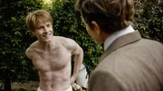 Der homosexuelle Charles Green (Louis Hofmann, links) überrascht Philip (Robert Aramayo, rechts) durch seine Offenheit. Der homosexuelle Charles Green (Louis Hofmann, links) überrascht Philip (Robert Aramayo, rechts) durch seine Offenheit.
