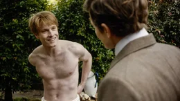 Der homosexuelle Charles Green (Louis Hofmann, links) &uuml;berrascht Philip (Robert Aramayo, rechts) durch seine Offenheit.
