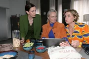 Yvonne (Gisa Zach, r.) stellt bei Katrin (Ulrike Frank, l.) und Maren (Eva Mona Rodekirchen) fest, dass sie in der Presse v&ouml;llig falsch zitiert wird.