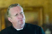 Father Brown (Mark Williams) ermittelt auf einer Autorenlesung.