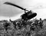1964 beginnt f&uuml;r die USA im Dschungel Vietnams ein undurchsichtiger Krieg ohne klare Fronten. Nordvietnamesischen Guerillaeinheiten verstecken sich im Wald und greifen aus der Deckung heraus an.