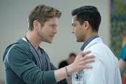Dr. Devon Pravesh (Manish Dayal, r.) tritt seinen Dienst als Assistenzarzt an. Sein Mentor Dr. Conrad Hawkins (Matt Czuchry, l.) macht ihm schnell klar, dass die Medizin in der Praxis nichts mit dem theoretischen Studium zu tun hat ...