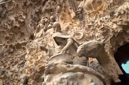 Als der Architekt Antoni Gaud&iacute; im Jahr 1926 verstarb, war von der Sagrada Fam&iacute;lia lediglich die "Geburtsfassade" fertiggestellt.