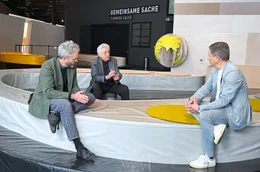 Ist die Demokratie in Deutschland bedroht? ARD-Rechtsexperte Frank Br&auml;utigam (r.) im Gespr&auml;ch mit Gerhart Baum (M.) und Maximilian Steinbeis (l.)