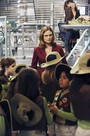 Eine Pfadfindergruppe (Komparsen) hat einen Toten aus einem Fluss geholt. Die Leiche muss bei Brennan (Emily Deschanel, M.) im Jeffersonian untersucht werden, da sie ungewöhnliche physische Verstümmelungen aufweist. Eine Pfadfindergruppe (Komparsen) hat einen Toten aus einem Fluss geholt. Die Leiche muss bei Brennan (Emily Deschanel, M.) im Jeffersonian untersucht werden, da sie ungewöhnliche physische Verstümmelungen aufweist.