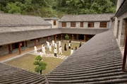 Der taiwanische Regisseur Ang Lee, Sohn chinesischer Emigranten, setzte 2000 mit seinem Drama „Tiger and Dragon“ die traditionellen Wurzeln eines Landes in Szene, das er selbst nicht kennenlernte. Der taiwanische Regisseur Ang Lee, Sohn chinesischer Emigranten, setzte 2000 mit seinem Drama „Tiger and Dragon“ die traditionellen Wurzeln eines Landes in Szene, das er selbst nicht kennenlernte.